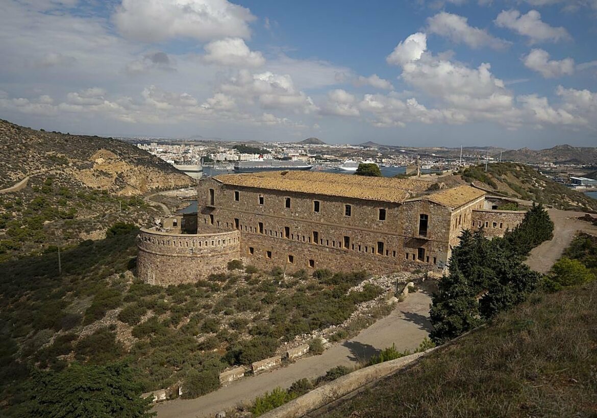 Una escritura retrasa la licitación de la batería de Fajardo en Cartagena para hacerla hotel