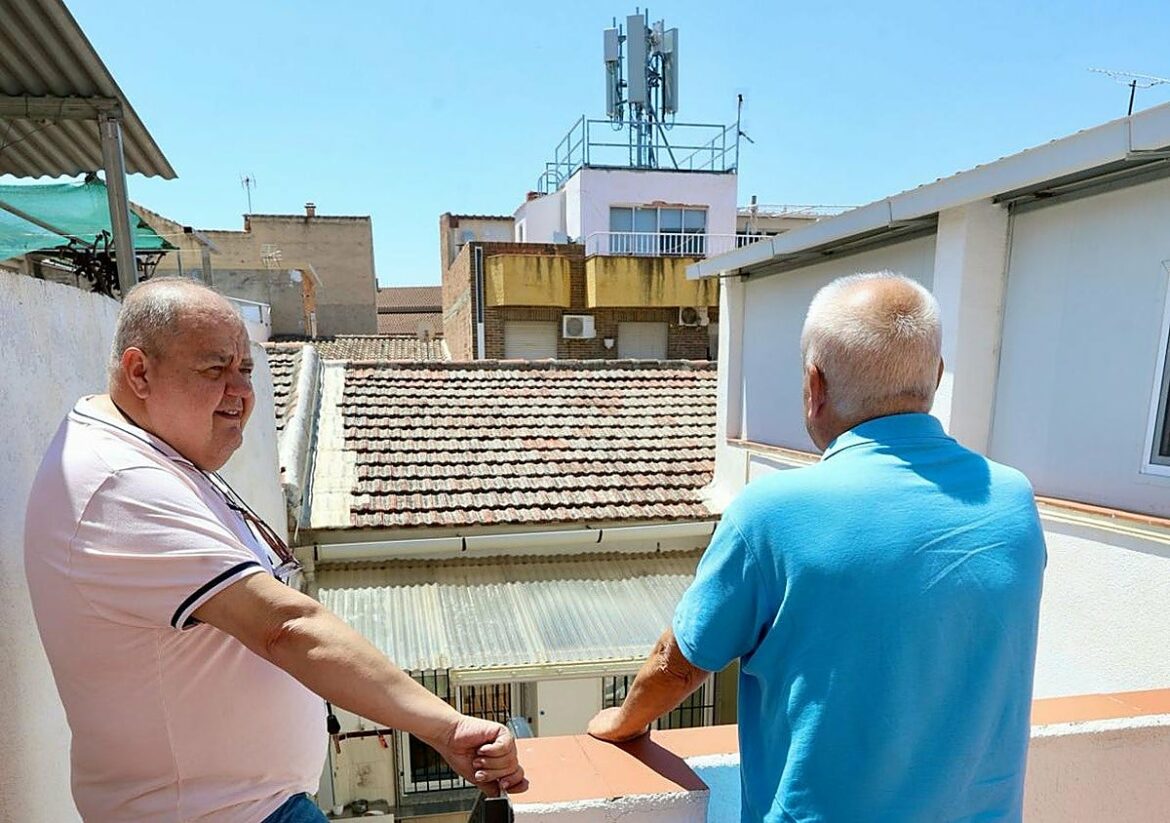 Los vecinos de Molina de Segura mantienen la presión para que retiren una antena de telefonía