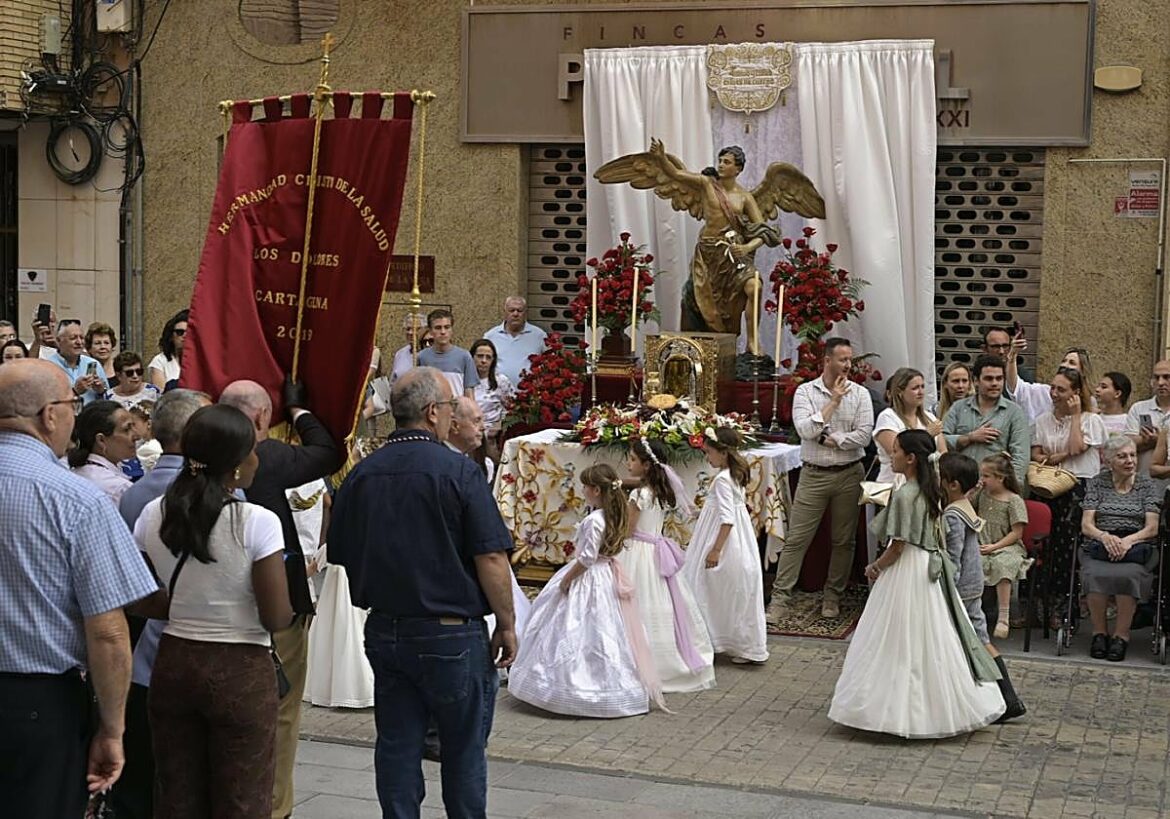 Los niños de comunión brillan en Cartagena en el día del Corpus Christi