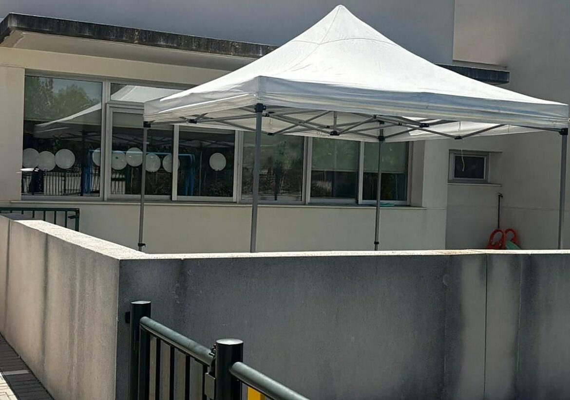 Las familias reclaman una zona de sombra en la guardería de El Llano de Molina de Segura