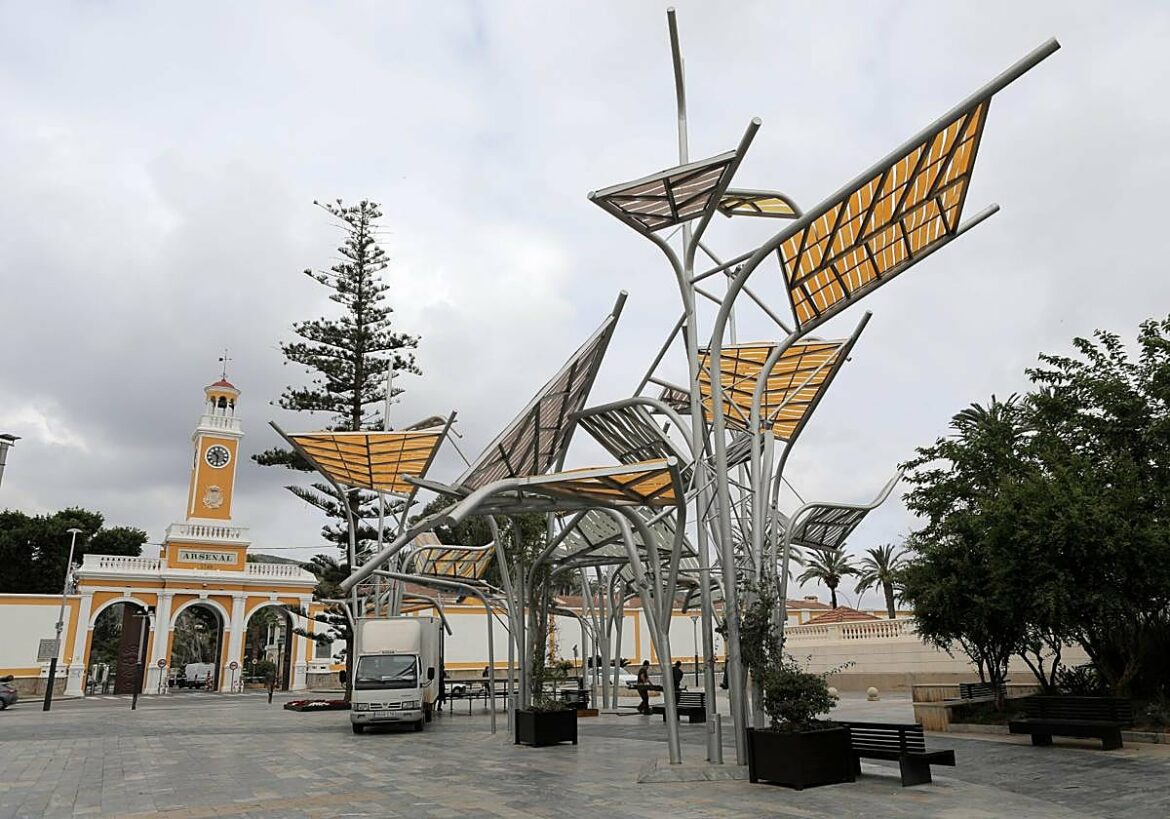 Usuarios y vecinos de la plaza del Rey de Cartagena abogan por incrementar los espacios de sombra