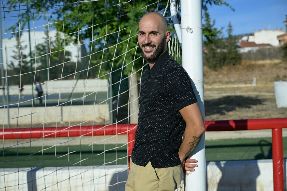 El adiós de un guerrero murciano del balón que encontró su hogar en Cádiz