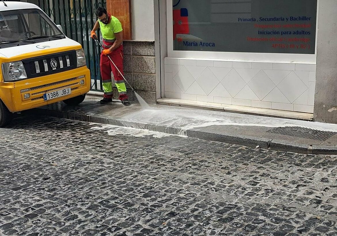 Limpian los contenedores a la espera de la concesión del nuevo servicio de basuras en Cieza