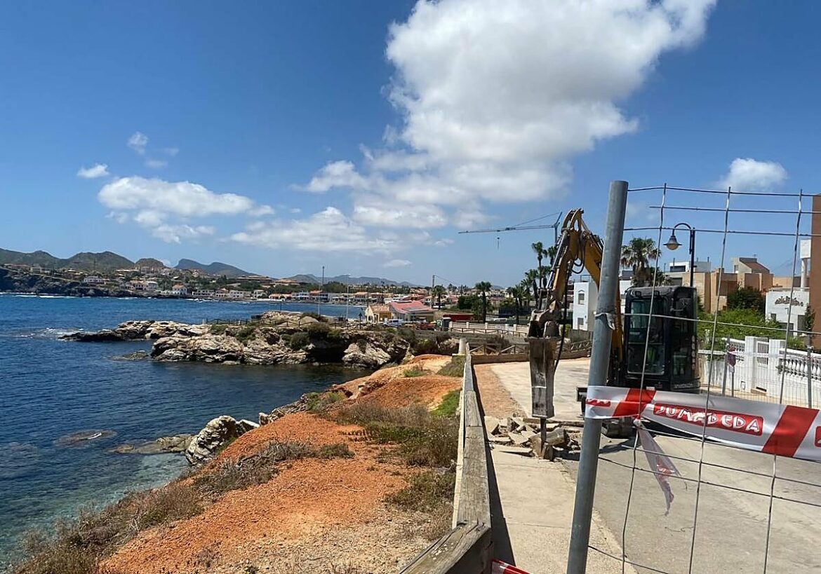 Arrancan las obras para arreglar desperfectos en el sendero que recorre las calas de Cabo de Palos