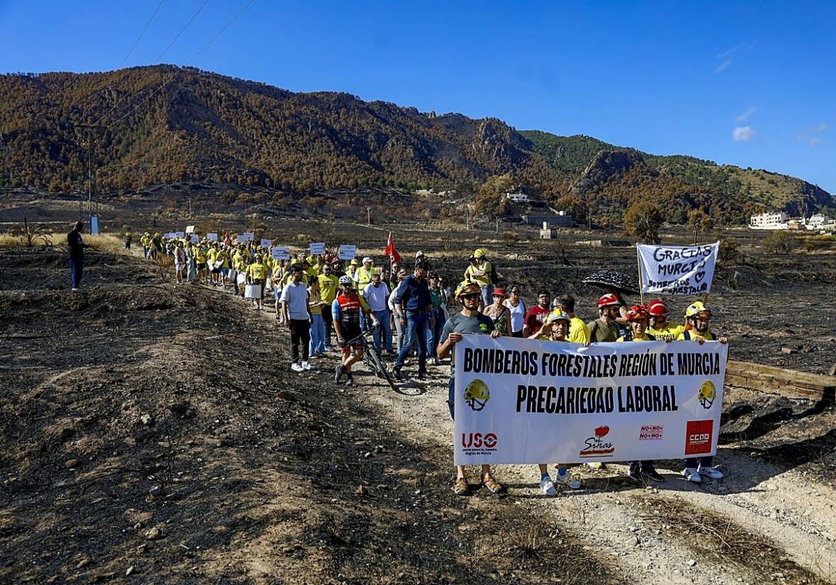 Bomberos forestales reclaman en Los Garres más medios y mejores salarios