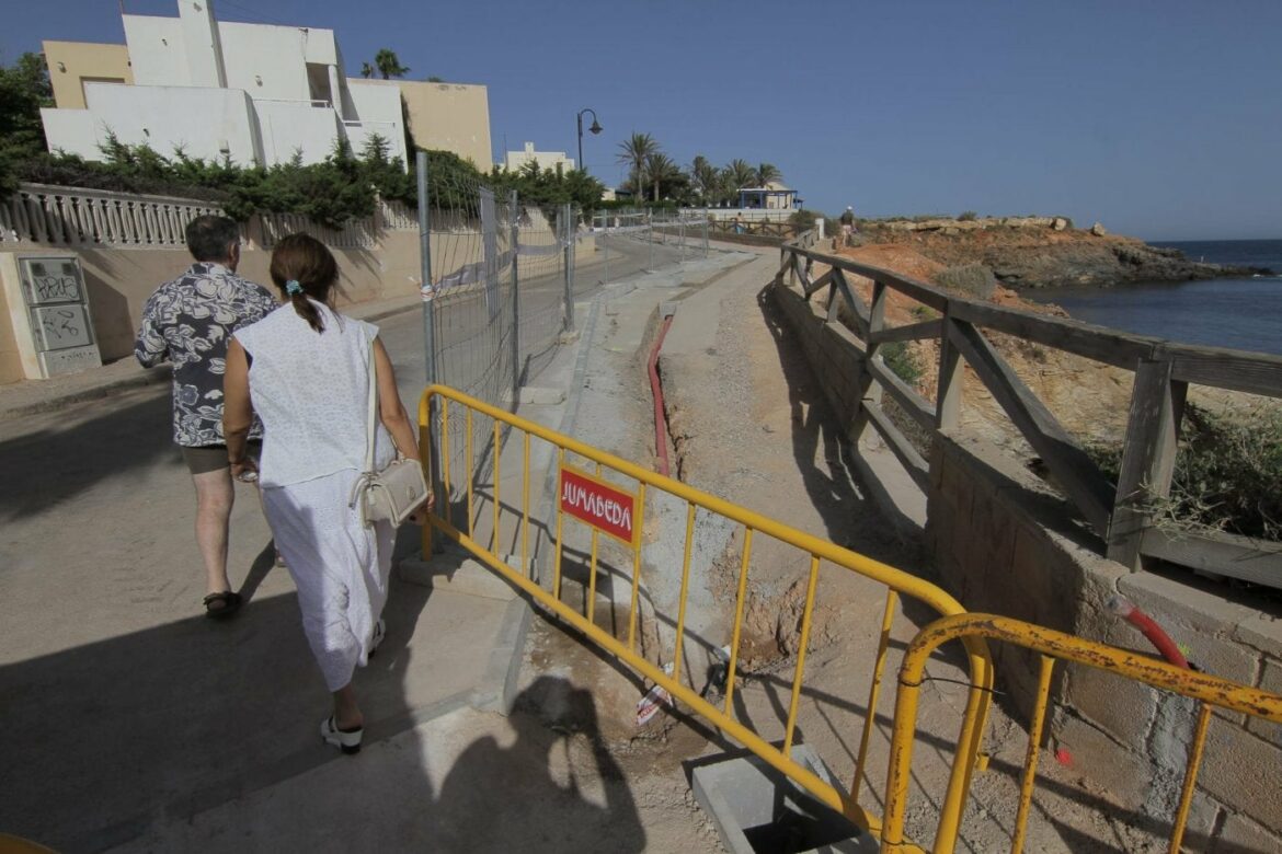 Recogida de firmas en Cabo de Palos para intentar parar las obras en el paseo de las calas