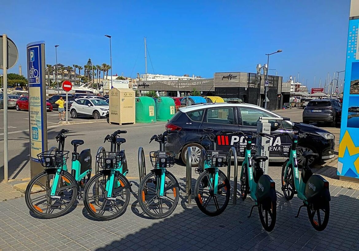Cabo de Palos estrena este verano un bus lanzadera al faro y bicis de alquiler