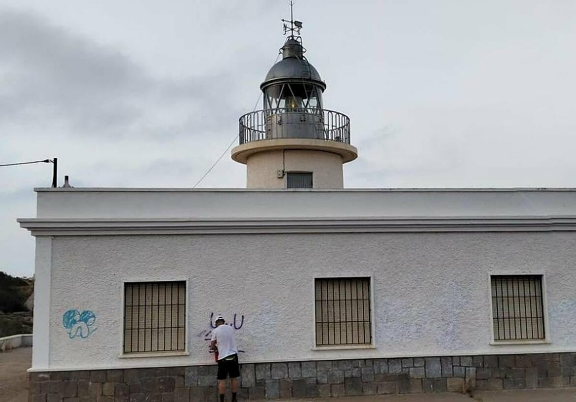 Un grupo de vecinos limpia las pintadas que afeaban el entorno del faro de Portmán