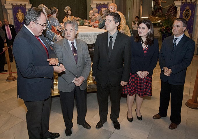 Rafael Cebrián (1i), expresidente de la cofradía de Nuestro Padre Jesús, con Ángel Martínez (2i), expresidente territorial de la CAM, Pedro Alberto Cruz (c), exconsejero de Cultura; María Teresa Marín (2d), directora del Museo Salzillo de Murcia, e Ildefonso Riquelme (d), exdirector territorial de la CAM, en 2011.