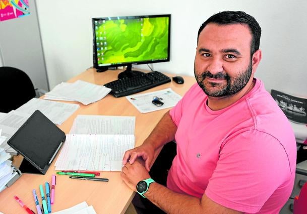 José Antonio Briales en su mesa de trabajo en casa.
