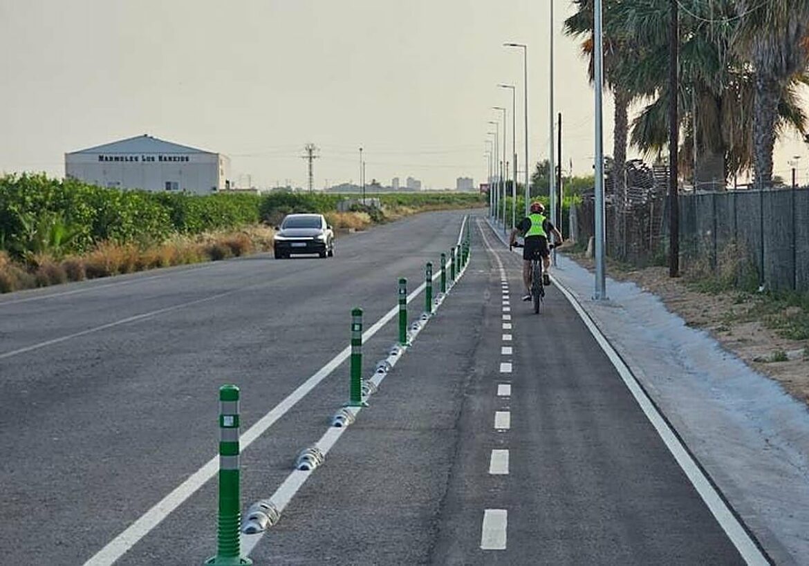 El carril bici entre Los Alcázares y Santiago de la Ribera mejora uno de los puntos negros de cada verano