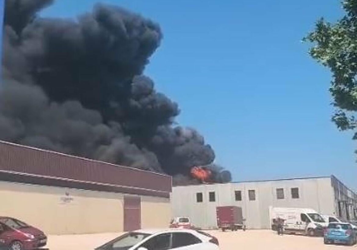 El incendio de una nave en el polígono industrial Las Teresas de Yecla deja un herido