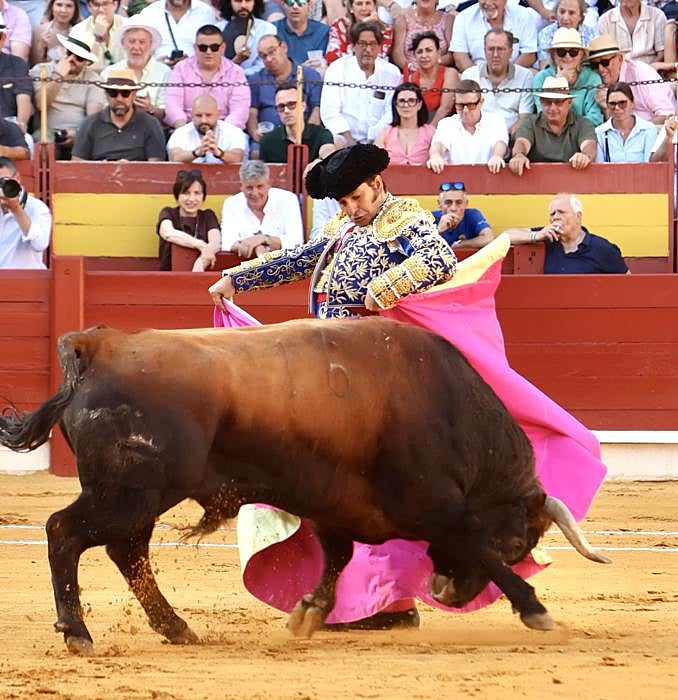 Un inspirado Morante destila torería en Alicante y se niega a salir a hombros tras cortar dos orejas