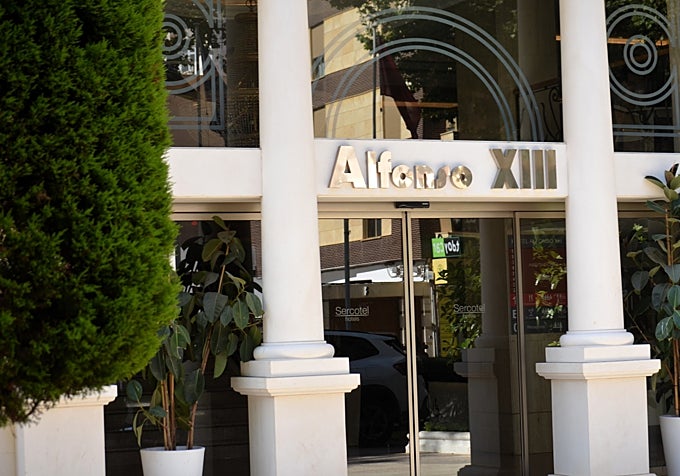 Acceso al Hotel Sercotel Alfonso XIII de Cartagena