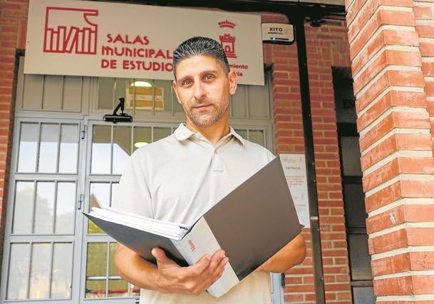 Pedro Gallardo, a la entrada de la sala de estudio de la pedanía murciana de Casillas.