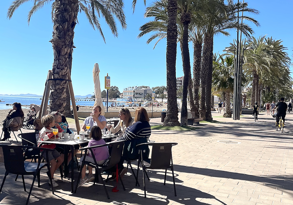 El nuevo diseño del paseo marítimo de Santiago de la Ribera prevé menos quioscos y con una cocina limitada