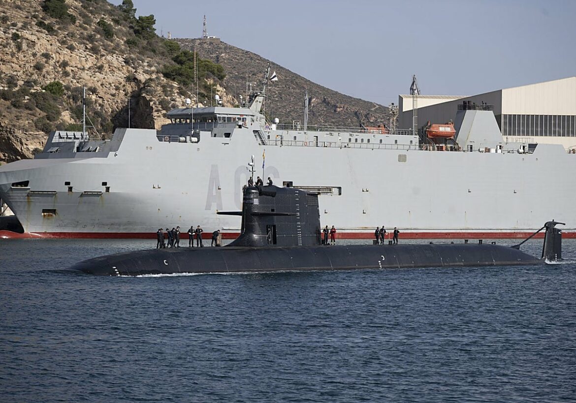 El nuevo submarino ‘Narciso Monturiol’ navega por primera vez en aguas de Cartagena
