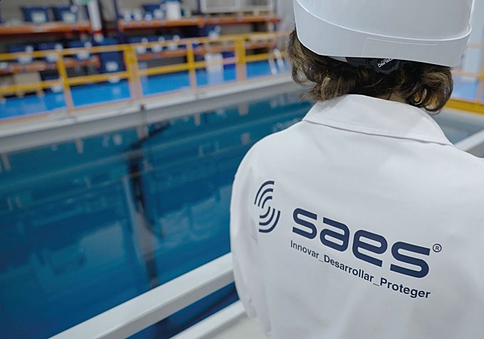 Una ingeniera supervisando unas pruebas en la piscina de las instalaciones de producción (Cartagena)