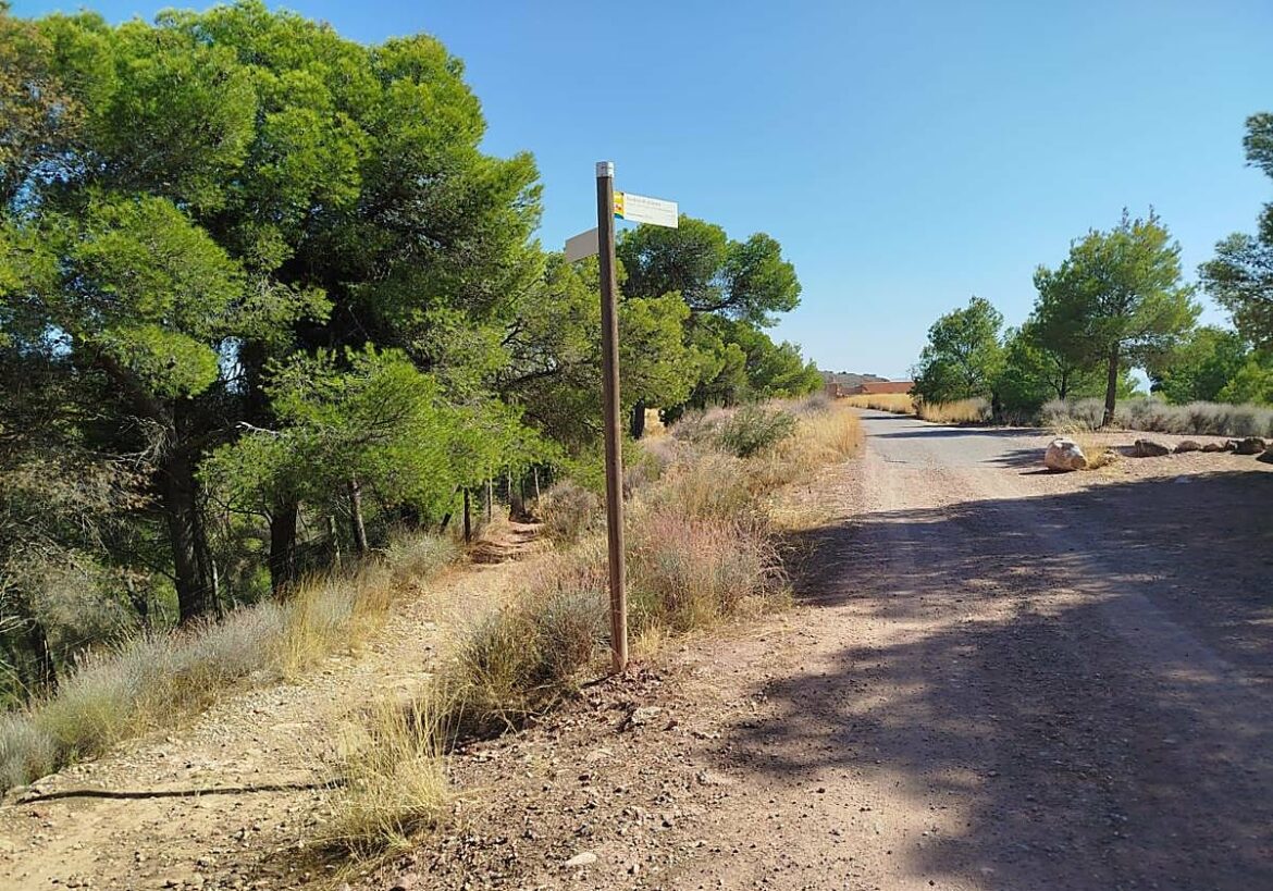 Mejoran la señalización de senderos en Sierra Espuña y adecuan el itinerario de La Santa de Totana