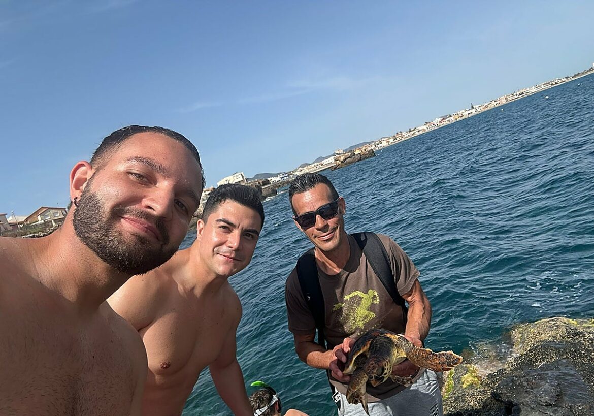 Dos buceadores liberan en Cabo de Palos a una tortuga boba atrapada en redes