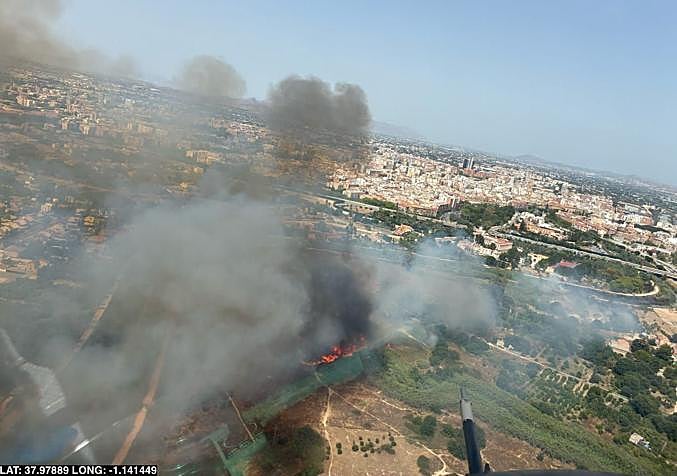 Un incendio de cañas y matorrales produce una gran columna de humo en Murcia