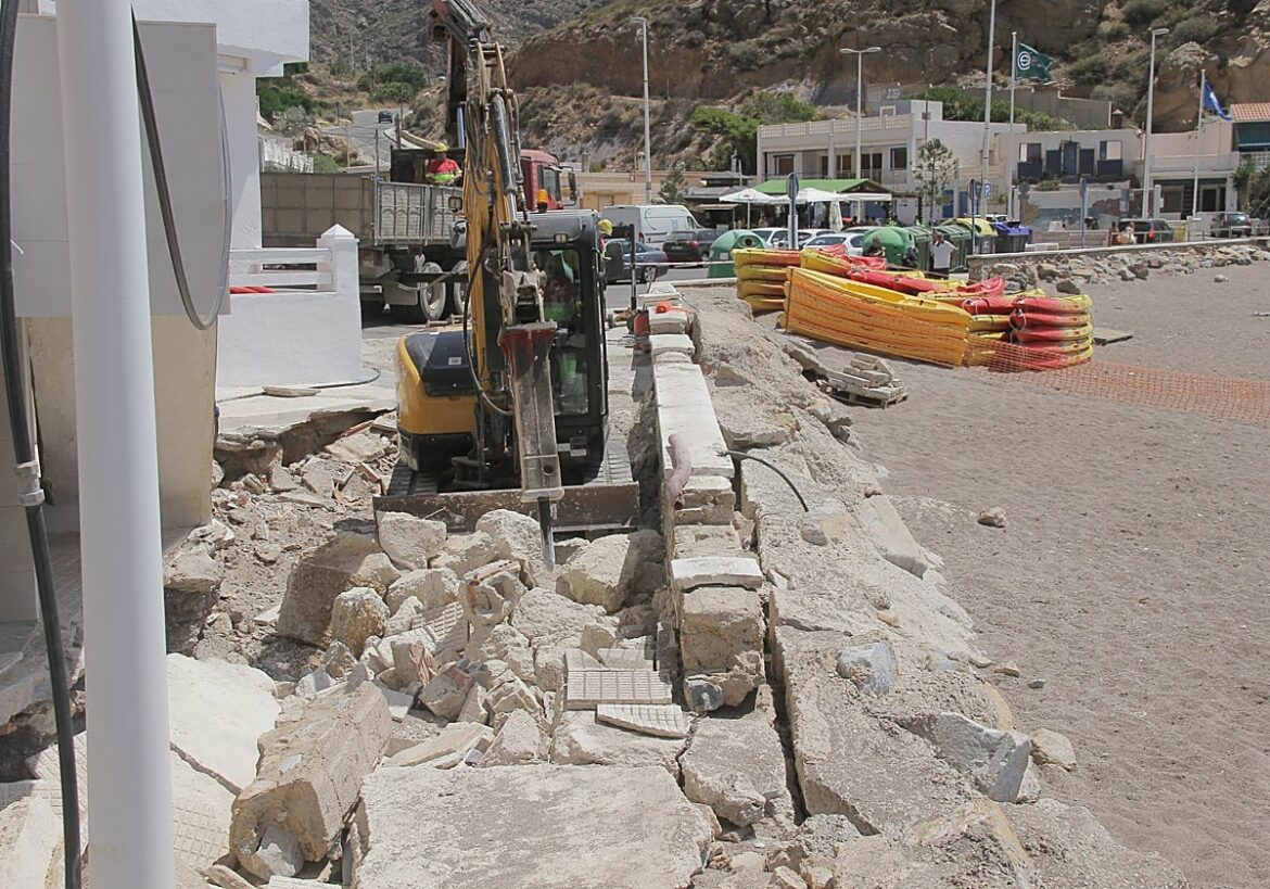 Las obras de reparación del paseo marítimo de El Portús arrancan tras más de un año de espera