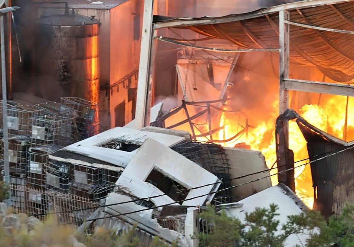 Un incendio en una empresa de productos químicos de Cehegín provoca «llamas de gran intensidad y explosiones»