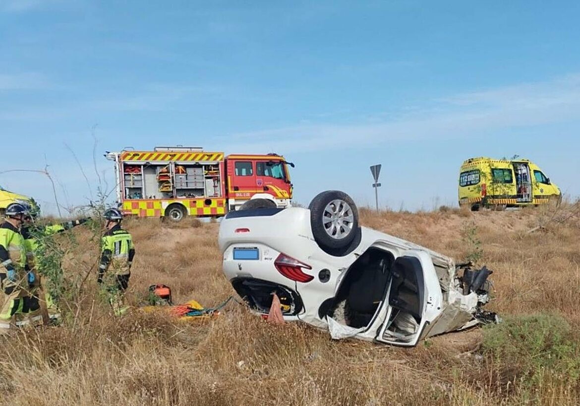 Dos muertos y una mujer herida al volcar en Fuente Álamo