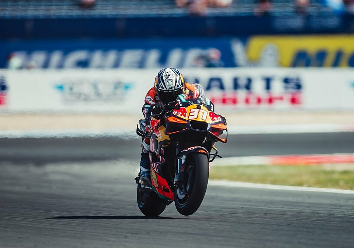 Pedro Acosta araña un punto en la sprint de Assen pese a los problemas de su KTM