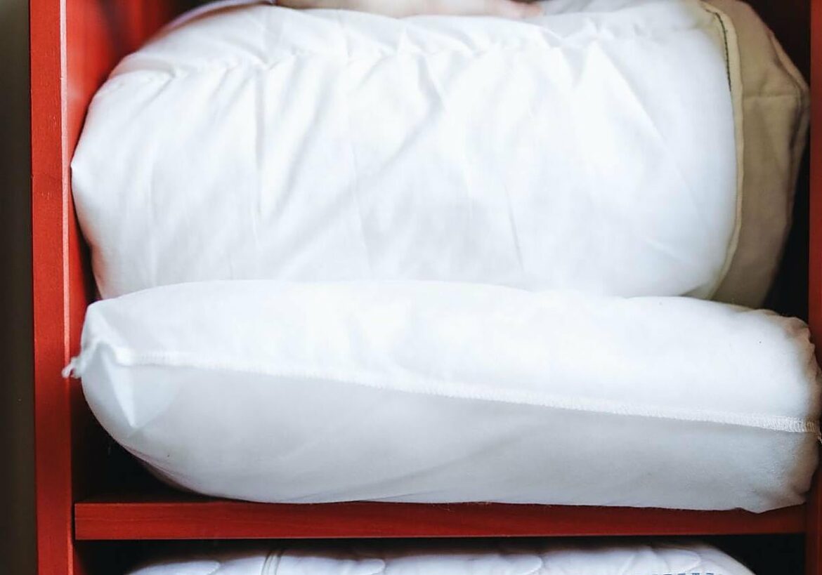 El «trucazo» para guardar la funda nórdica y las almohadas sin que ocupen espacio
