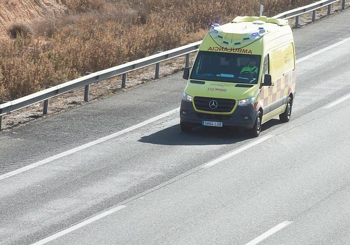 Rescatan a un conductor herido al chocar su coche con un camión en la autovía A-30 en Ulea