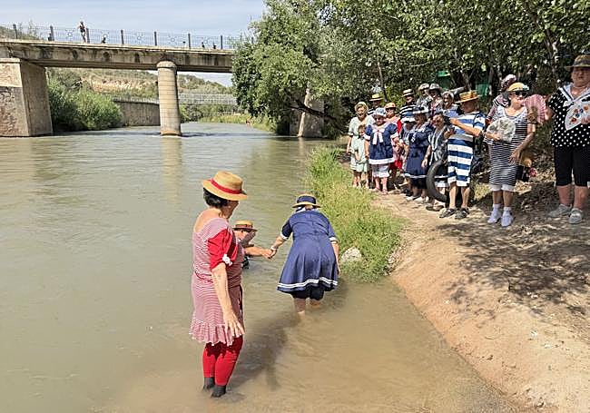 Participantes en la recreación histórica con motivo de los Baños Fluviales Modernistas del Segura.
