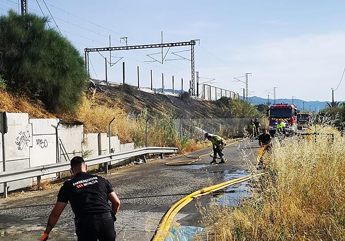 Un incendio de matorral junto a la vía del tren genera una densa columna de humo en la pedanía murciana de Beniaján
