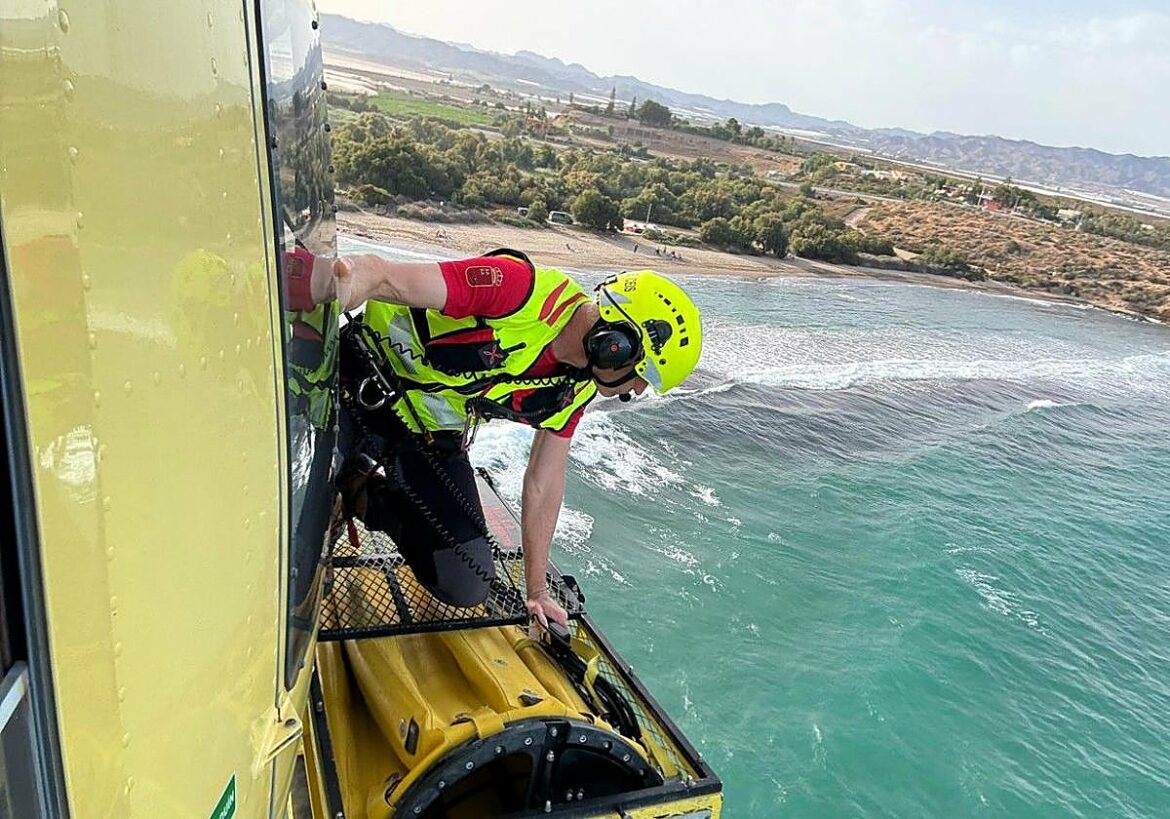 Buscan a un joven desaparecido este jueves cuando se bañaba en una playa de Águilas