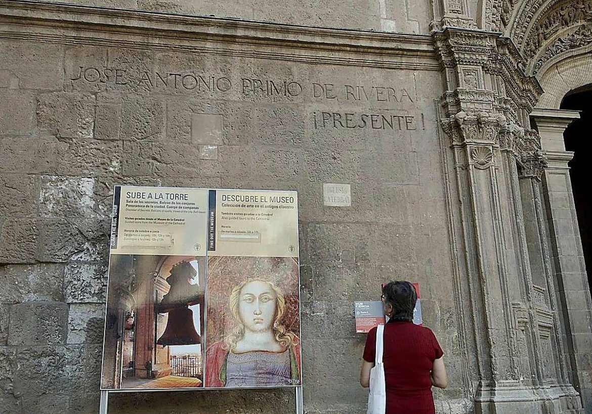 El Gobierno anuncia la retirada de la inscripción sobre José Antonio Primo de Rivera que hay en la Catedral de Murcia