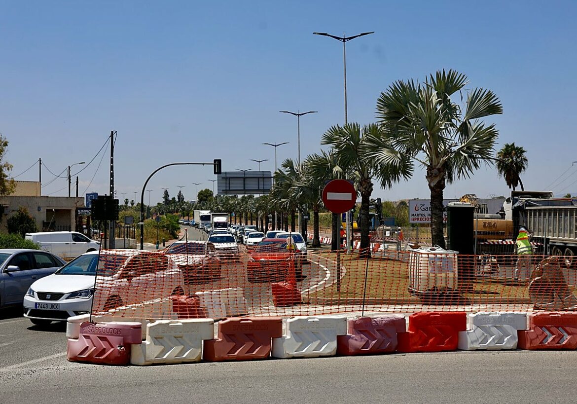 El cierre total de un tramo de Reino de Murcia complica el tráfico en las vías adyacentes