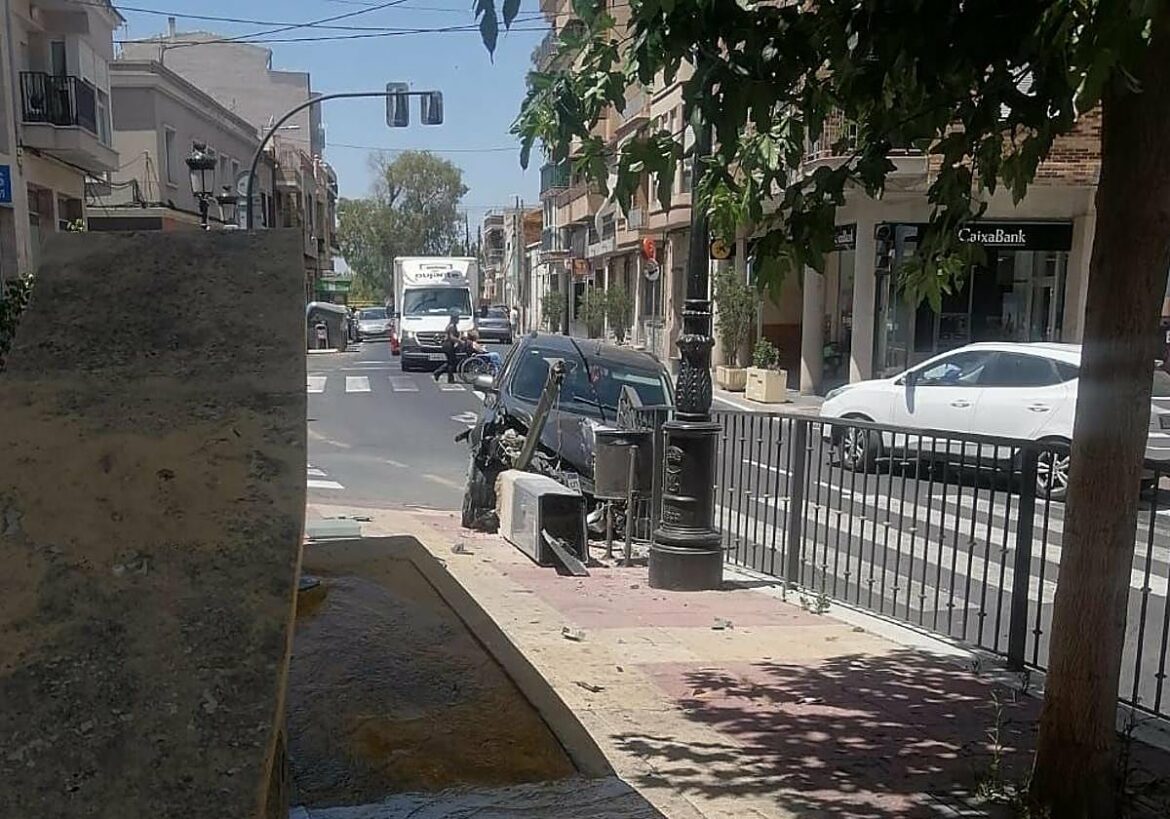 Un vehículo se estrella contra un semáforo en Torreagüera