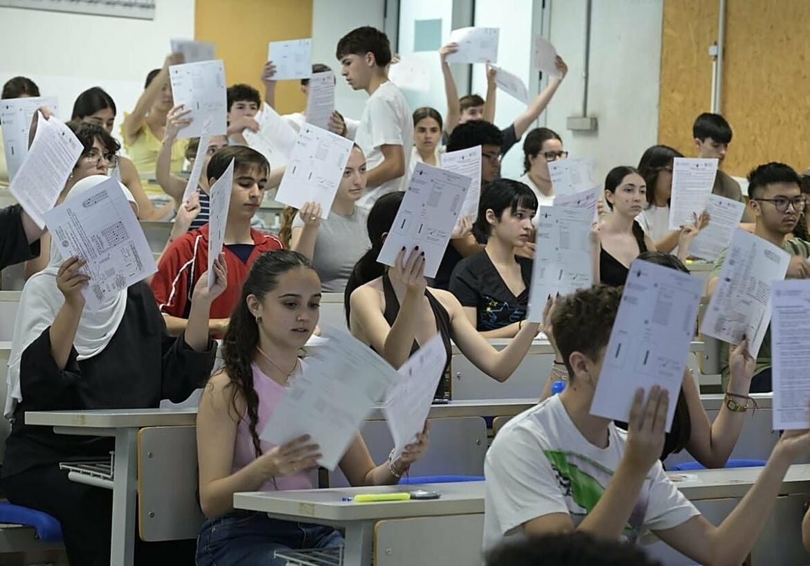 Arranca la PAU más vigilada: «Móviles apagados y orejas despejadas. Entregad auriculares y relojes»