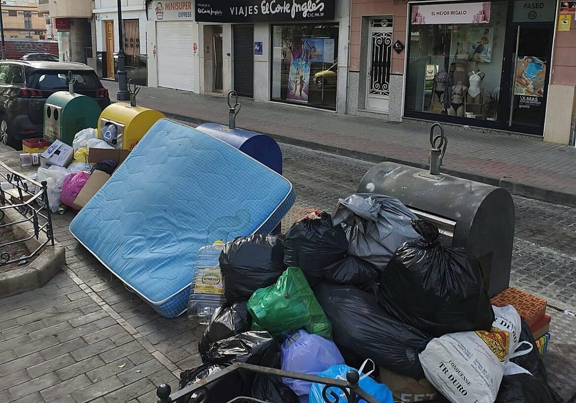 La suciedad de las calles en Cieza provoca otro choque entre el PSOE y el gobierno local