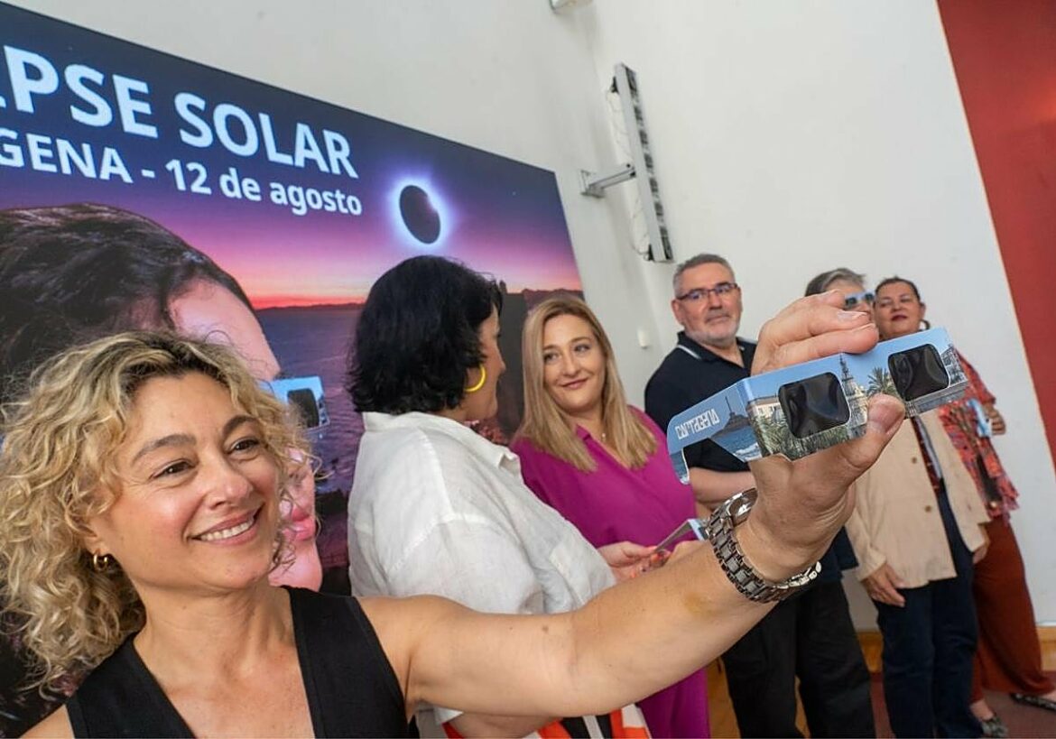 Reparto de 10.000 gafas gratis en Cartagena para ver el eclipse solar este próximo agosto