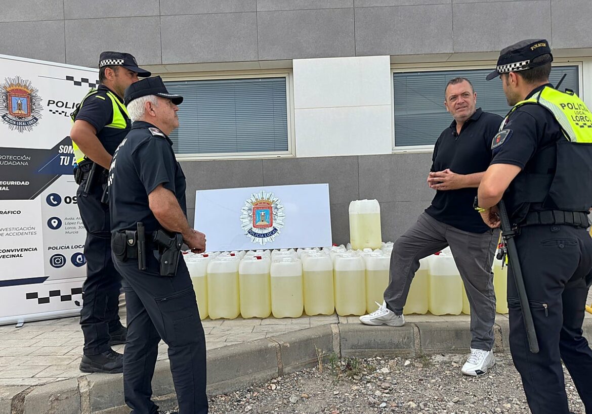 Interceptan en Lorca una furgoneta con 1.500 litros de combustible destinados al ‘petaqueo’