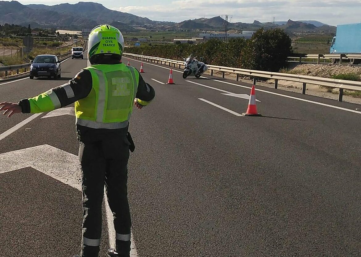Un incendio en la autovía que une el Campo de Cartagena y Alhama dificulta la circulación