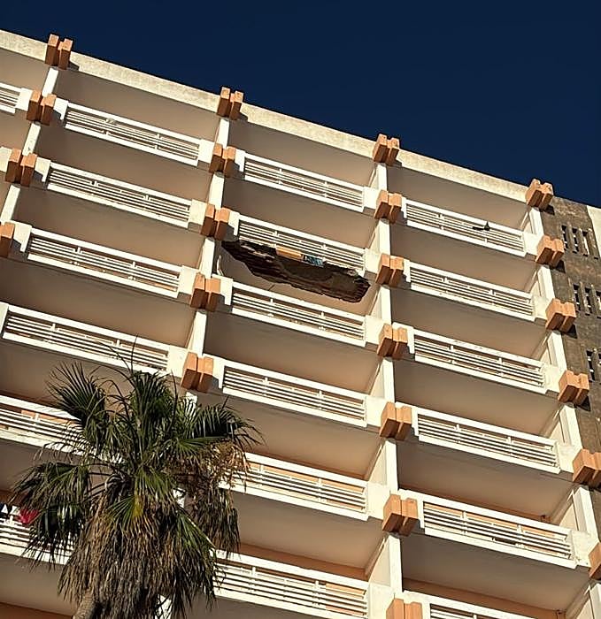 Un huésped de un hotel de La Manga resulta herido tras caerle los cascotes de un balcón