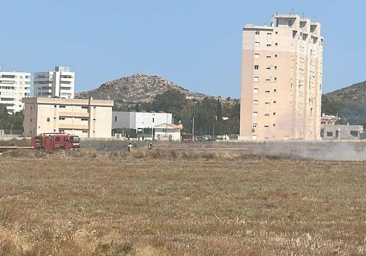 Alarma en Cartagena por un incendio de matorral en Playa Honda y Villas Caravaning