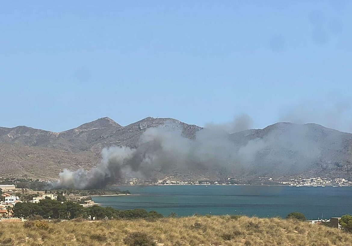 Declarado en Cartagena un incendio en el Palmeral de San Ginés, en La Azohía