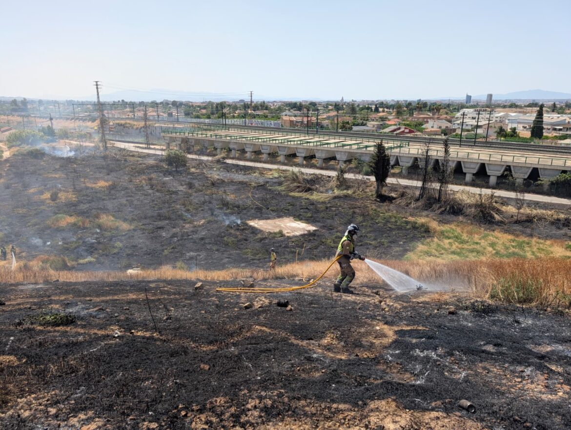 El incendio junto a las vías del tren en Beniaján se reactiva y vuelve a generar alarma en Murcia