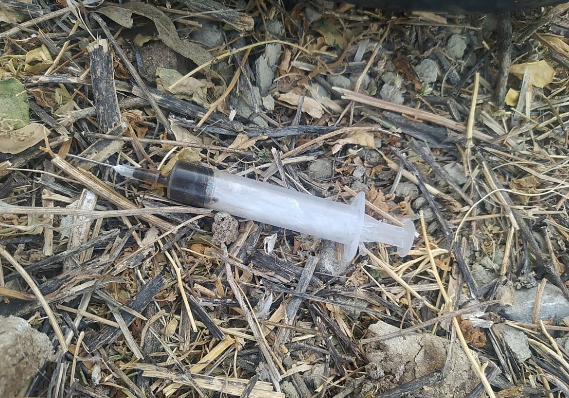 El PSOE alerta del abandono de jeringuillas usadas en un solar junto al campus de Lorca