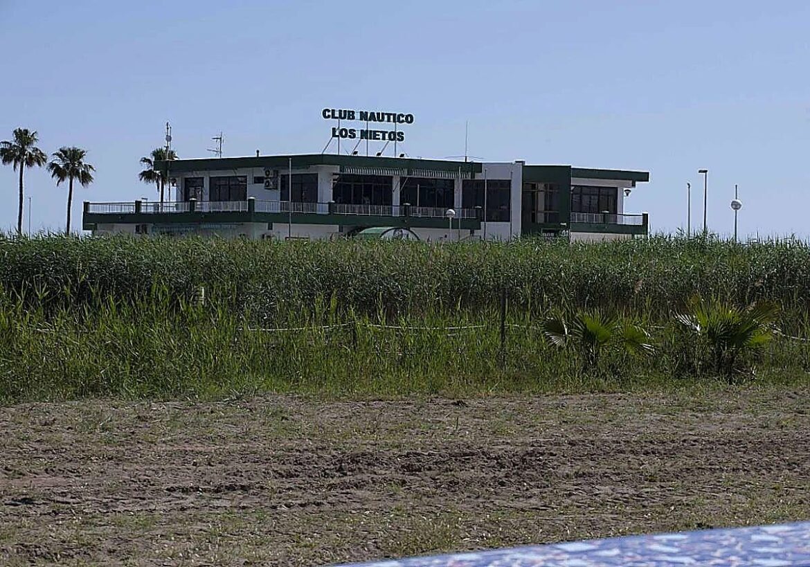 El Ayuntamiento de Cartagena pide permiso a Costas para limpiar de carrizo el acceso al club náutico de Los Nietos