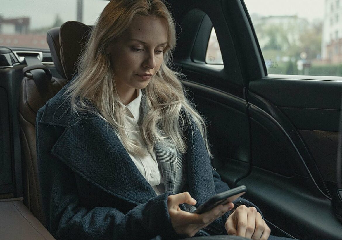 El truco definitivo para no marearte mientras miras el móvil en el coche
