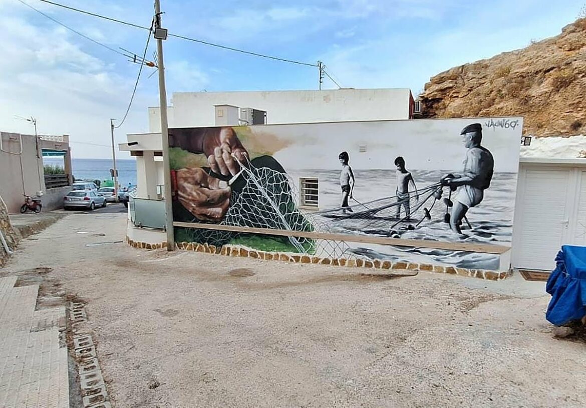 Murales sobre la jábega y el mundo marinero llenan de color las calles de El Portús